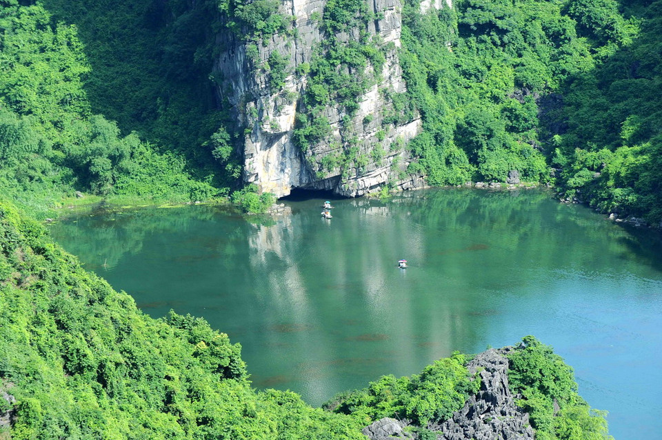 Quần thể danh thắng Tràng An chứa đựng những giá trị thiên nhiên và văn hóa đặc sắc. (Ảnh: TTXVN)