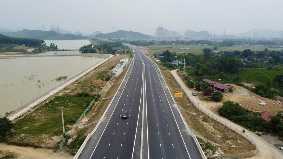 Tuyến cao tốc Nghi Sơn-Diễn Châu qua địa bàn thị xã Nghi Sơn (Thanh Hóa). (Ảnh: Huy Hùng/TTXVN)