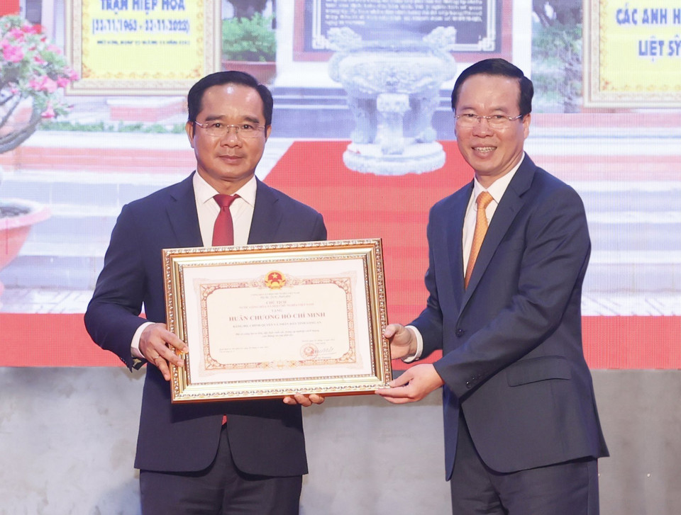 Chủ tịch nước Võ Văn Thưởng trao Huân chương Hồ Chí Minh cho tỉnh Long An. (Ảnh: Thống Nhất/TTXVN)