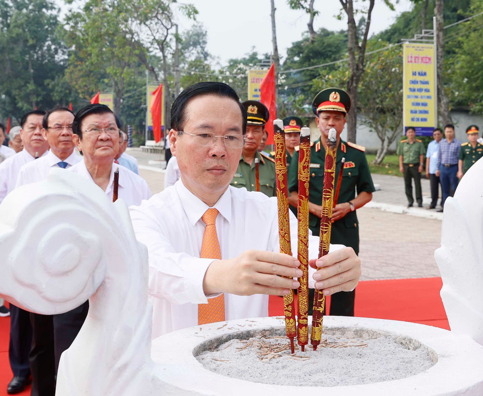 Chủ tịch nước Võ Văn Thưởng và các đồng chí lãnh đạo, nguyên lãnh đạo Đảng, Nhà nước dâng hương, dâng hoa tưởng niệm đồng chí Võ Văn Tần. (Ảnh: Thống Nhất/TTXVN)