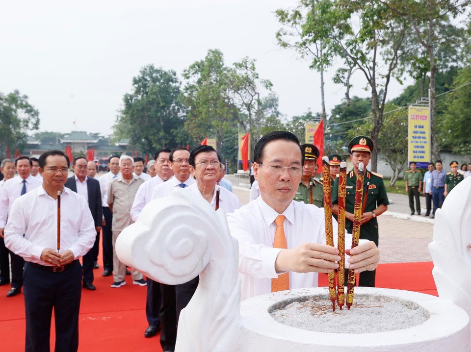 Chủ tịch nước Võ Văn Thưởng và các đồng chí lãnh đạo, nguyên lãnh đạo Đảng, Nhà nước dâng hương, dâng hoa tưởng niệm đồng chí Võ Văn Tần. (Ảnh: Thống Nhất/TTXVN)