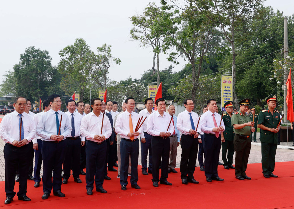 Chủ tịch nước Võ Văn Thưởng và các đồng chí lãnh đạo, nguyên lãnh đạo Đảng, Nhà nước dâng hương, dâng hoa tưởng niệm đồng chí Võ Văn Tần (1891-1941), Nhà tiền bối tiêu biểu của Cách mạng Việt Nam. (Ảnh: Thống Nhất/TTXVN)