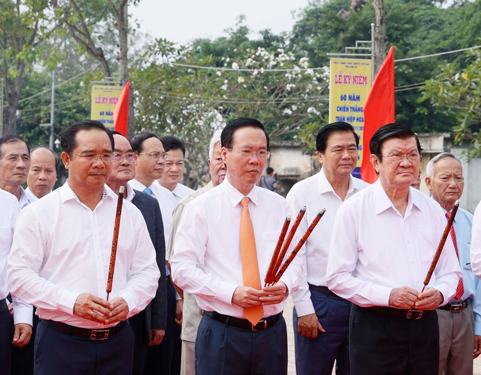 Chủ tịch nước Võ Văn Thưởng và các đồng chí lãnh đạo, nguyên lãnh đạo Đảng, Nhà nước dâng hương, dâng hoa tưởng niệm đồng chí Võ Văn Tần. (Ảnh: Thống Nhất/TTXVN)