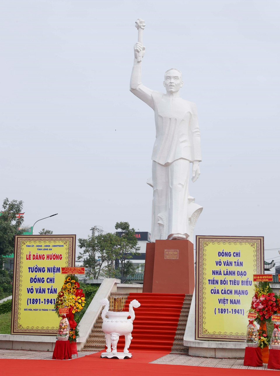 Tượng đài đồng chí Võ Văn Tần tại Di tích Ngã tư Đức Hoà, huyện Đức Hoà, tỉnh Long An. (Ảnh: Thống Nhất/TTXVN)