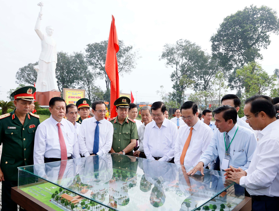 Chủ tịch nước Võ Văn Thưởng và các đồng chí lãnh đạo, nguyên lãnh đạo Đảng, Nhà nước tham quan mô hình khu Di tích Ngã tư Đức Hòa. (Ảnh: Thống Nhất/TTXVN)