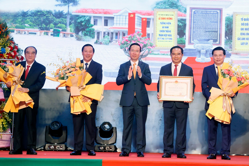 Chủ tịch nước Võ Văn Thưởng trao Huân chương Hồ Chí Minh cho tỉnh Long An. (Ảnh: Thống Nhất/TTXVN)