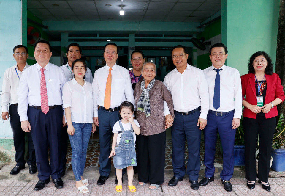 Chủ tịch nước Võ Văn Thưởng thăm, tặng quà bà Phạm Thị Liêm là thương binh, từng hoạt động kháng chiến và bị địch bắt tù đày. (Ảnh: Thống Nhất/TTXVN)