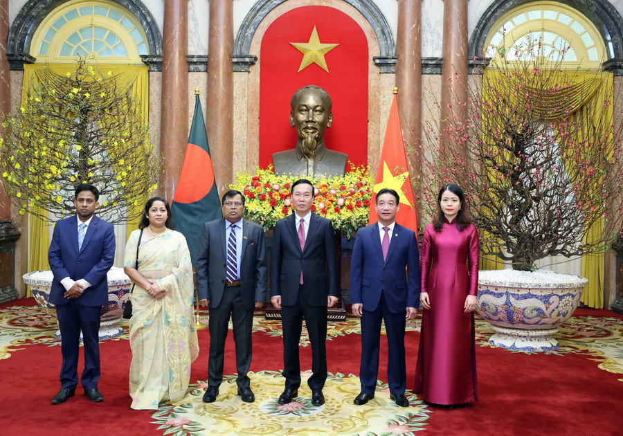 Chủ tịch nước Võ Văn Thưởng với Đại sứ Bangladesh Mohammad Lutfor Rahman cùng các đại biểu. (Ảnh: Thống Nhất/TTXVN)