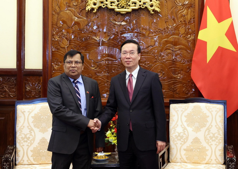 Chủ tịch nước Võ Văn Thưởng tiếp Đại sứ Bangladesh Mohammad Lutfor Rahman. (Ảnh: Thống Nhất/TTXVN)