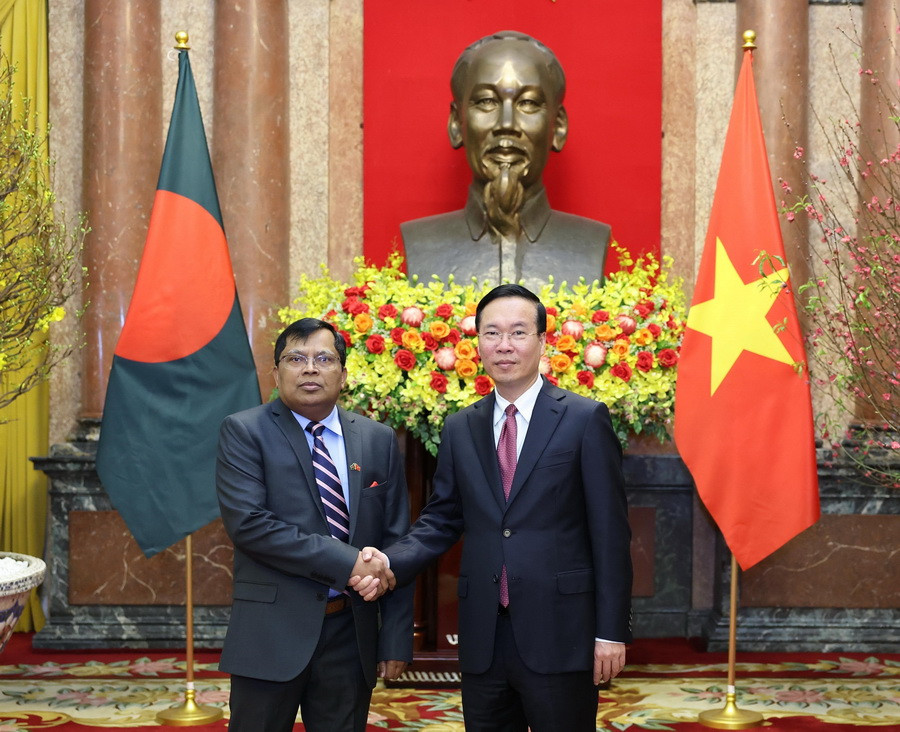 Chủ tịch nước Võ Văn Thưởng với Đại sứ Bangladesh Mohammad Lutfor Rahman. (Ảnh: Thống Nhất/TTXVN)
