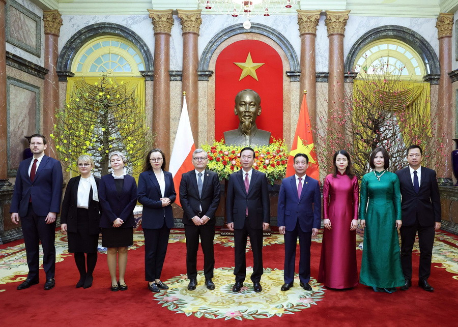 Chủ tịch nước Võ Văn Thưởng với Đại sứ Ba Lan Aleksander Surdej và các đại biểu. (Ảnh: Thống Nhất/TTXVN)