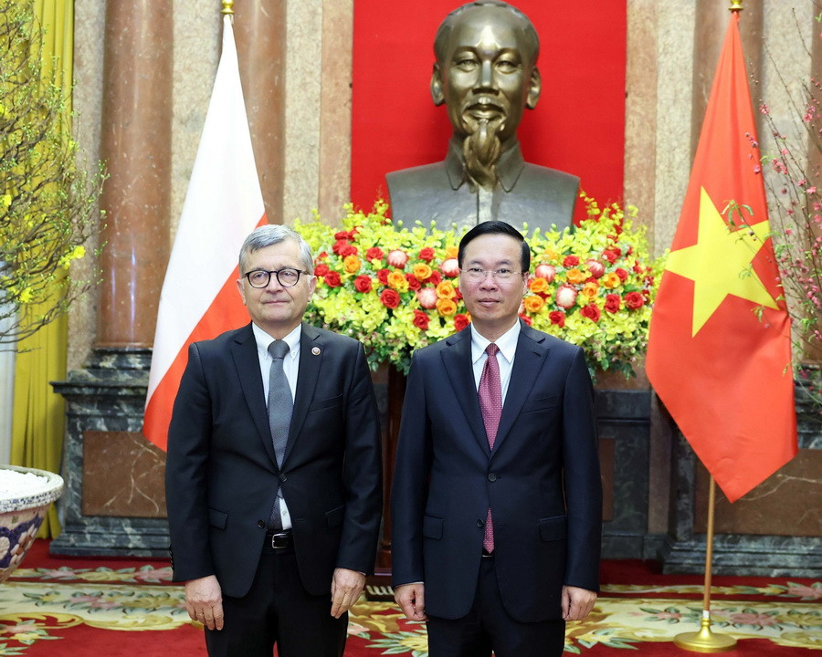 Chủ tịch nước Võ Văn Thưởng với Đại sứ Ba Lan Aleksander Surdej. (Ảnh: Thống Nhất/TTXVN)