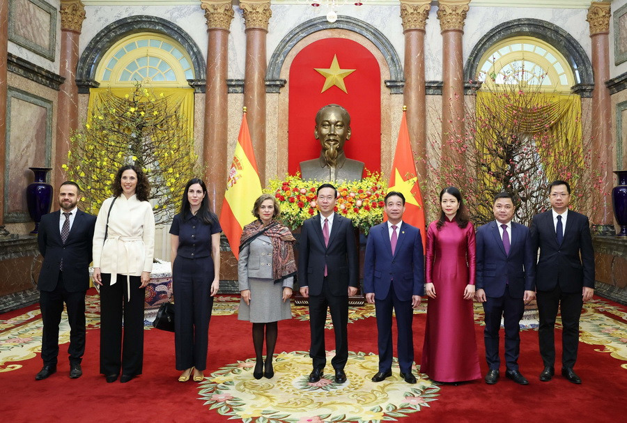 Chủ tịch nước Võ Văn Thưởng với Đại sứ Tây Ban Nha Carmen Cano De Lasala và các đại biểu. (Ảnh: Thống Nhất/TTXVN)