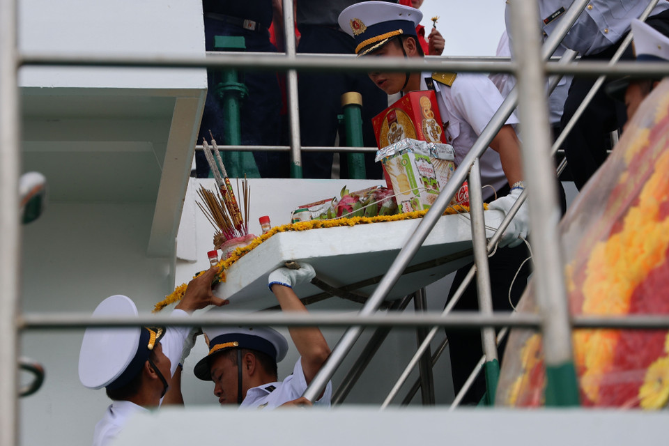 Các đại biểu kiều bào tham dự Lễ tưởng niệm cán bộ, chiến sỹ hy sinh tại quần đảo Trường Sa vì sự nghiệp bảo vệ chủ quyền biển, đảo Tổ quốc trong không khí nghiêm trang và xúc động tại boong tàu Trường Sa 571. (Ảnh: Diệp Trương/TTXVN)