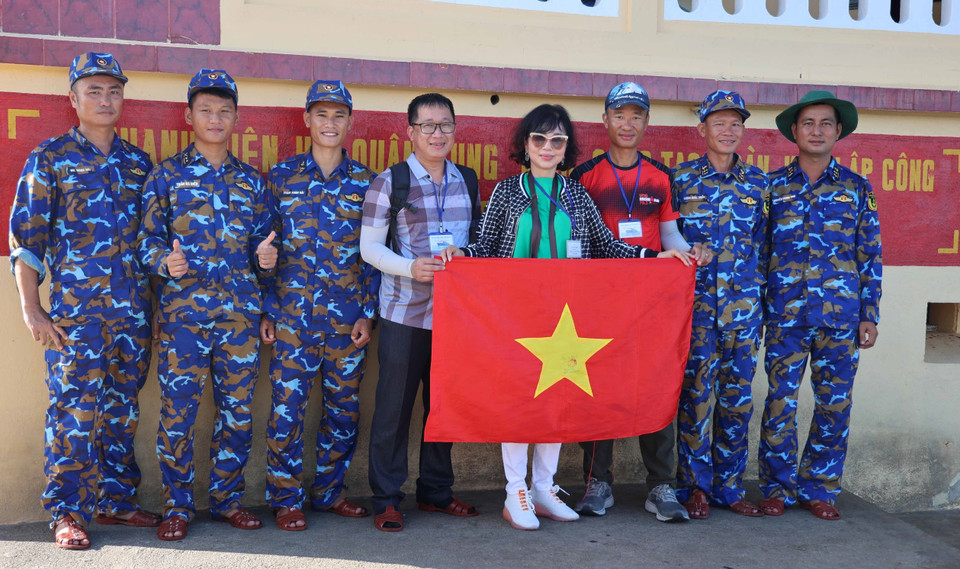 Bà con kiều bào thăm các chiến sỹ tại đảo Đá Lớn A. (Ảnh: Diệp Trương/TTXVN)