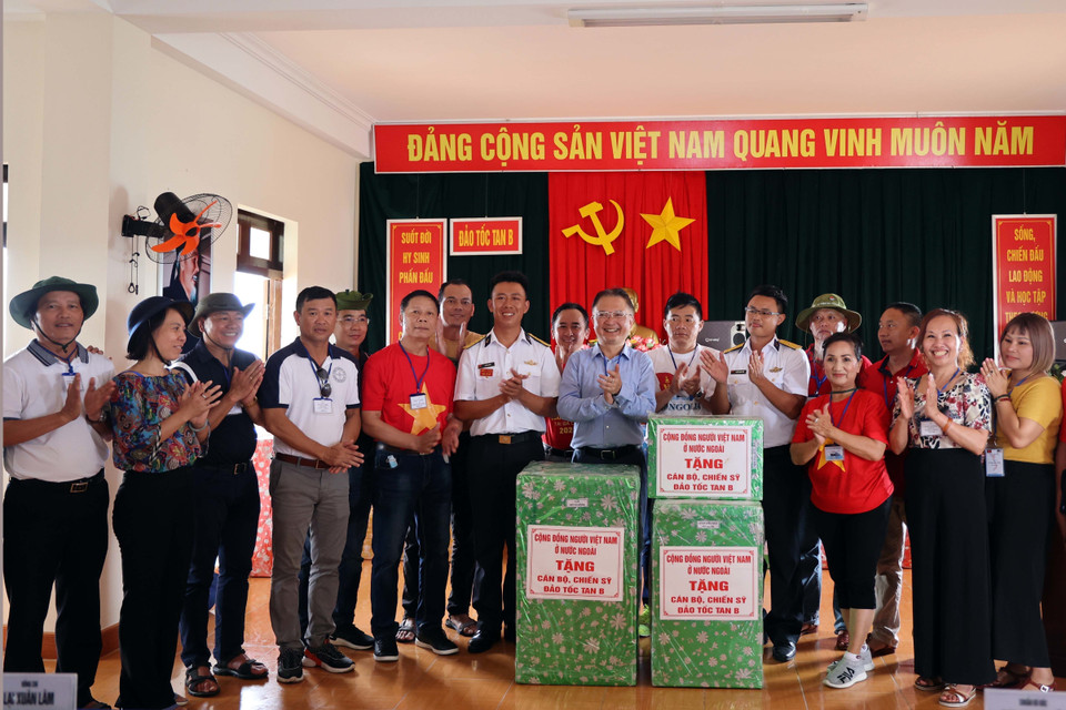 Bà con kiều bào tặng quà cho các chiến sỹ tại đảo Tốc Tan B. (Ảnh: Diệp Trương/TTXVN)