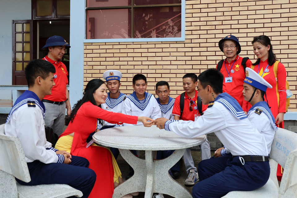 Bà con kiều bào Ba Lan tặng quà cho các chiến sỹ tại đảo Trường Sa. (Ảnh: Diệp Trương/TTXVN)