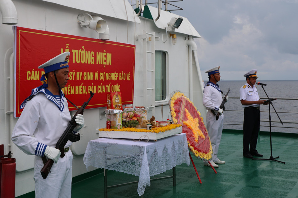 Các đại biểu kiều bào tham dự Lễ tưởng niệm cán bộ, chiến sỹ hy sinh tại quần đảo Trường Sa vì sự nghiệp bảo vệ chủ quyền biển, đảo Tổ quốc trong không khí nghiêm trang và xúc động tại boong tàu Trường Sa 571. (Ảnh: Diệp Trương/TTXVN)