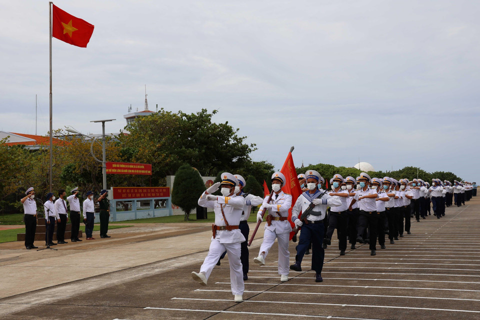 Đoàn công tác số 8 làm lễ chào cờ tại đảo Trường Sa trong chuyến thăm quân, dân huyện đảo Trường Sa và Nhà giàn DK1. (Ảnh: Diệp Trương/TTXVN)