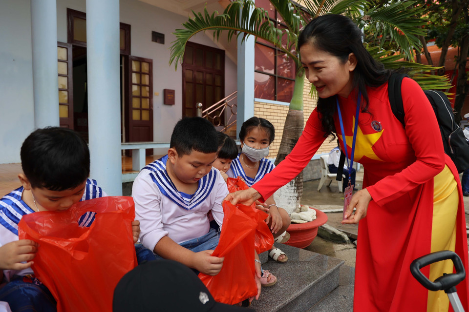 Bà con kiều bào tặng quà cho các cháu nhỏ tại đảo Trường Sa. (Ảnh: Diệp Trương/TTXVN)