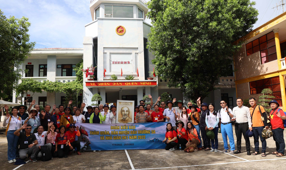 Bà con kiều bào thăm người dân, cán bộ, chiến sỹ đảo Sinh Tồn. (Ảnh: Diệp Trương/TTXVN)