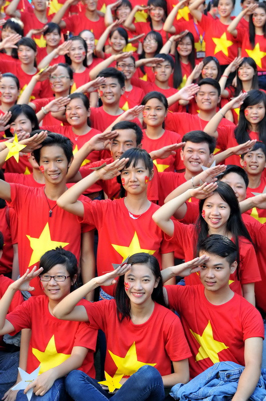 Các bạn trẻ thể hiện tình yêu Tổ quốc. (Ảnh: An Hiếu/TTXVN)