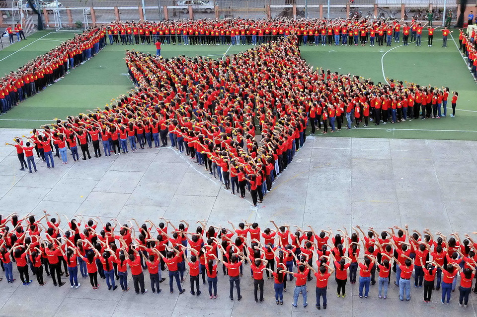 Trên 2.000 thanh niên tham gia xếp hình quốc kỳ Việt Nam tại ngày hội ''Tôi yêu Tổ quốc tôi.'' (Ảnh: An Hiếu/TTXVN)