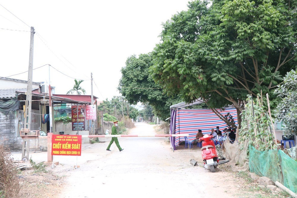 Chốt kiểm dịch tại thôn Kim Điền, xã Hưng Đạo, thành phố Chí Linh chiều 28/1. (Ảnh: Mạnh Minh/TTXVN)