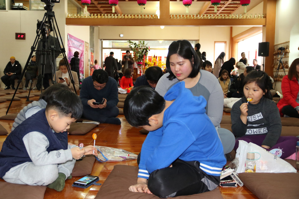 Con em Phật tử trong các gia đình đa văn hóa Việt-Hàn vui đón Tết cổ truyền. (Ảnh: Vietnam+)