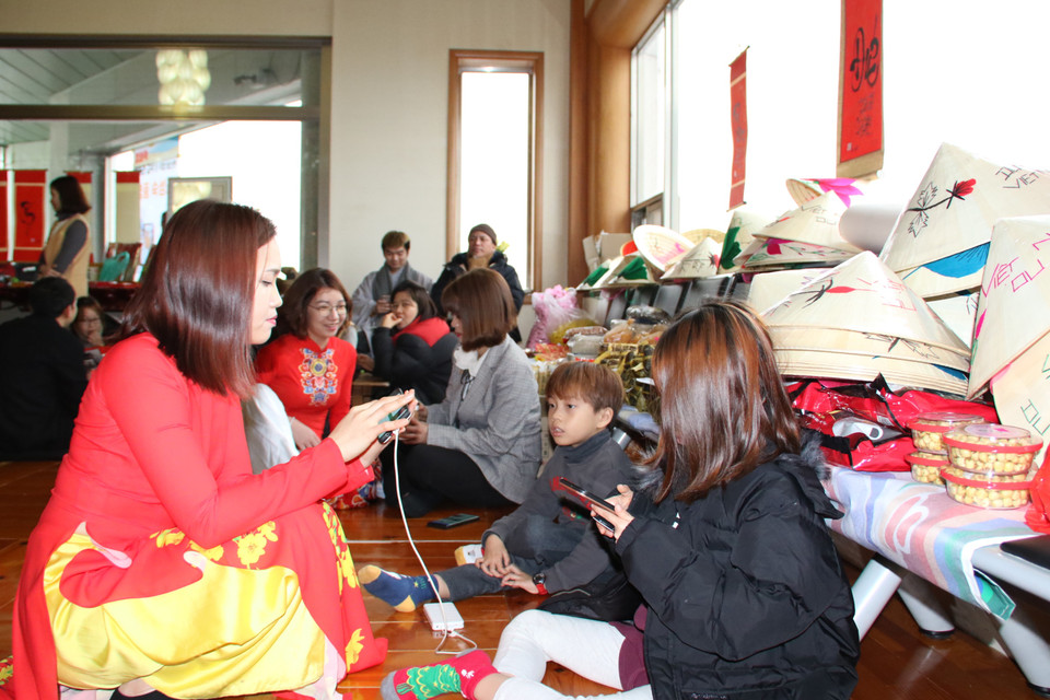 Con em Phật tử trong các gia đình đa văn hóa Việt-Hàn tại gian quà Tết truyền thống. (Ảnh: Vietnam+)