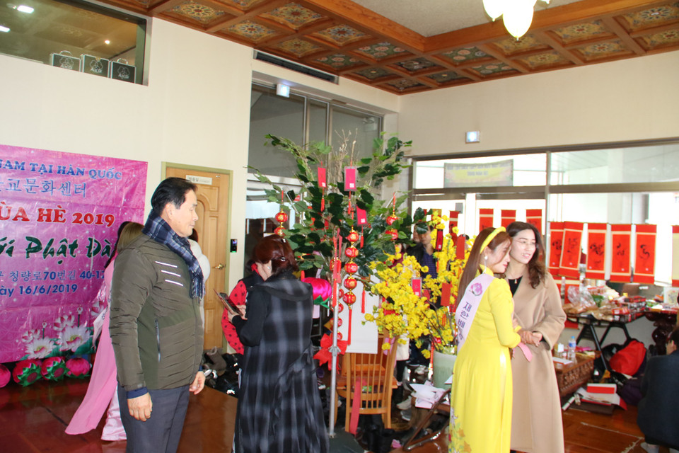 Góc câu đối ngày Tết. (Ảnh: Vietnam+)