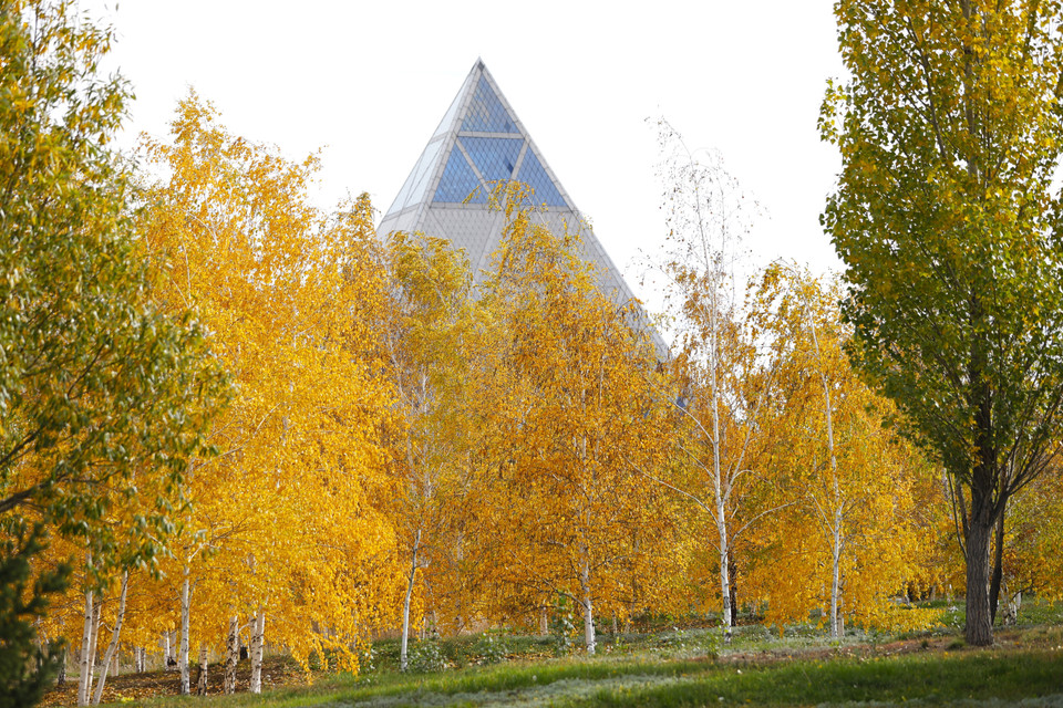 Lá thu vàng ở Astana, Kazakhstan. (Ảnh: THX/TTXVN)