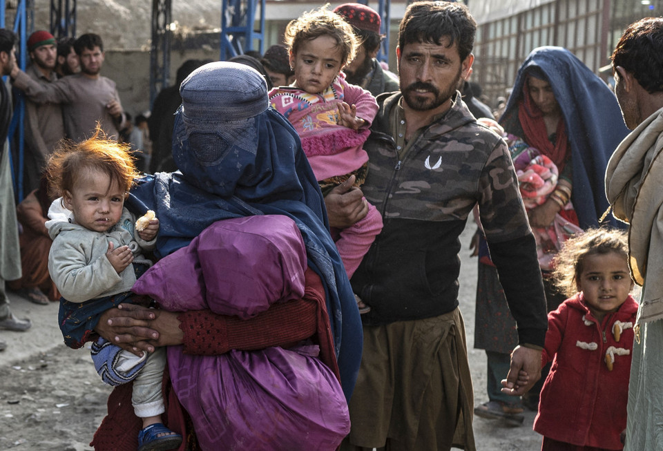 Người tị nạn Afghanistan rời Pakistan về tới cửa khẩu Torkham, tỉnh Nangarhar. (Ảnh: AFP/TTXVN)