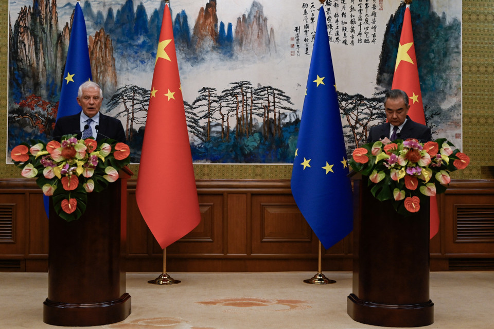 Bộ trưởng Ngoại giao Trung Quốc Vương Nghị (phải) và Cao ủy EU phụ trách chính sách an ninh-đối ngoại Josep Borrell tại Đối thoại Chiến lược Cấp cao hai bên, tại Bắc Kinh. (Ảnh: AFP/TTXVN)