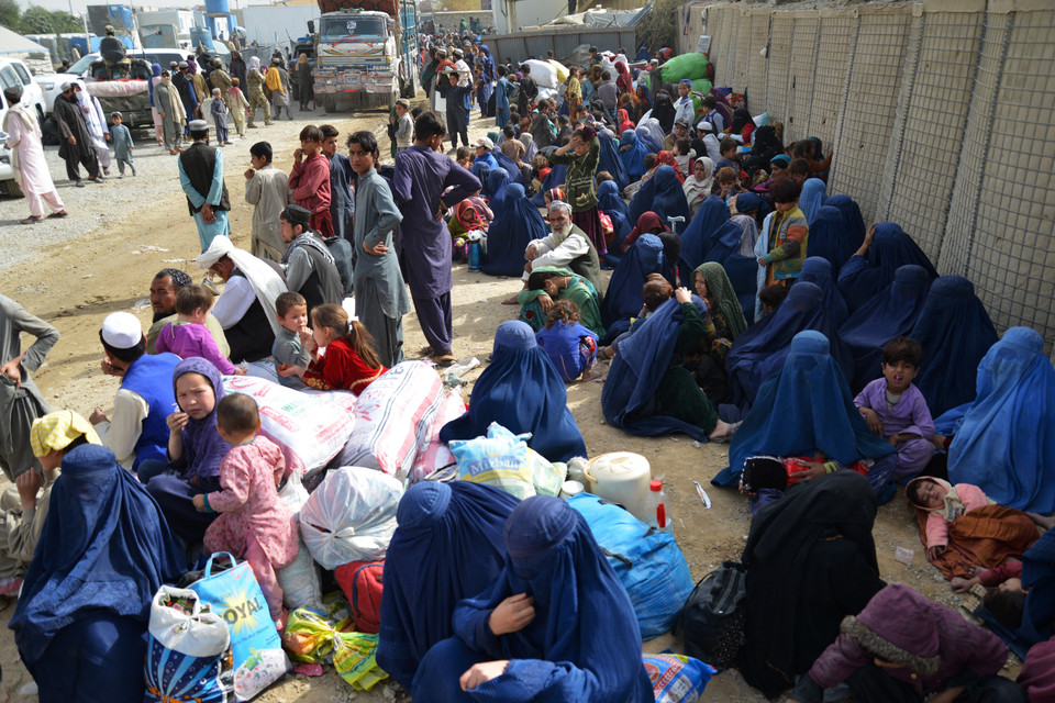 Ngày 31/10/2023, hơn 10.000 người Afghanistan tại Pakistan đã đổ xô về các cửa khẩu biên giới, chỉ vài giờ trước thời hạn chót 1,7 triệu người tự nguyện rời khỏi quốc gia Nam Á hoặc bị bắt giữ và trục xuất theo quyết định của Chính phủ nước sở tại. (Ảnh: AFP/TTXVN)