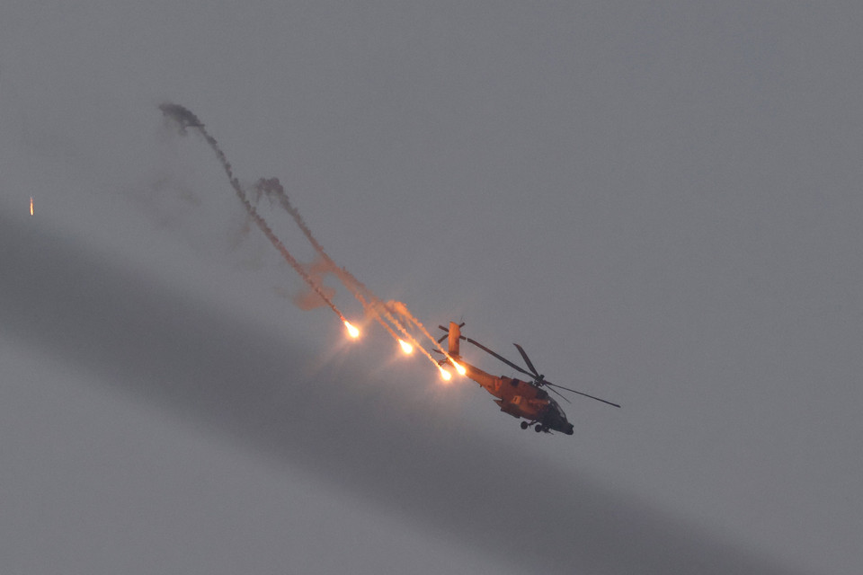 Máy bay Israel không kích Dải Gaza ngày 1/11/2023. (Ảnh: AFP/TTXVN)