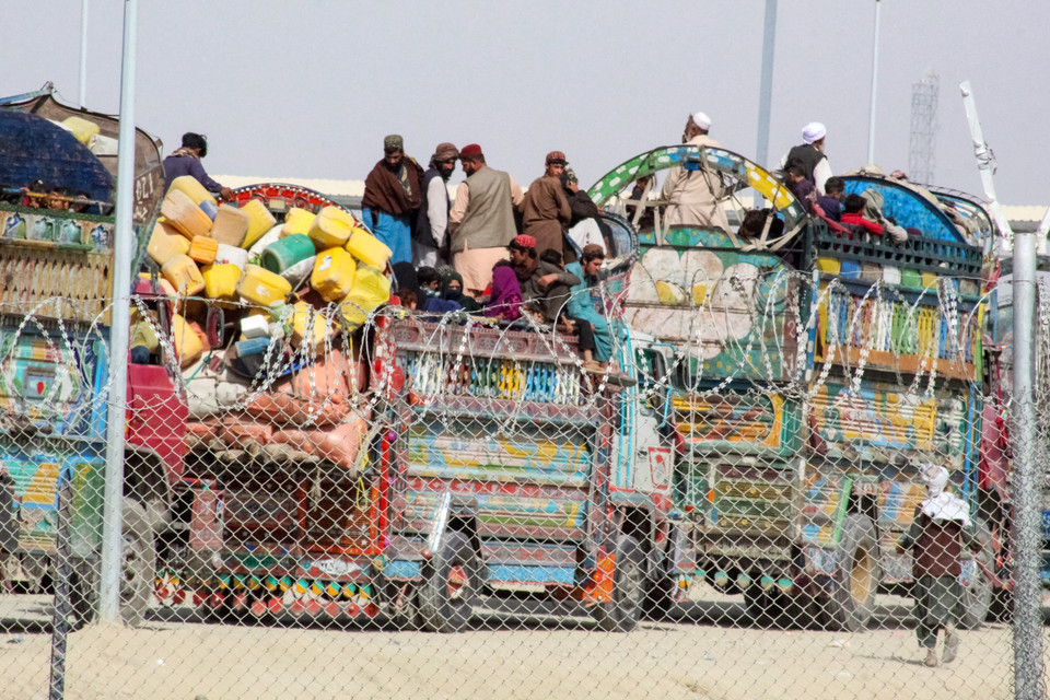 Người tị nạn Afghanistan tới khu vực biên giới Chaman (Pakistan) để về nước. (Ảnh: AFP/TTXVN)