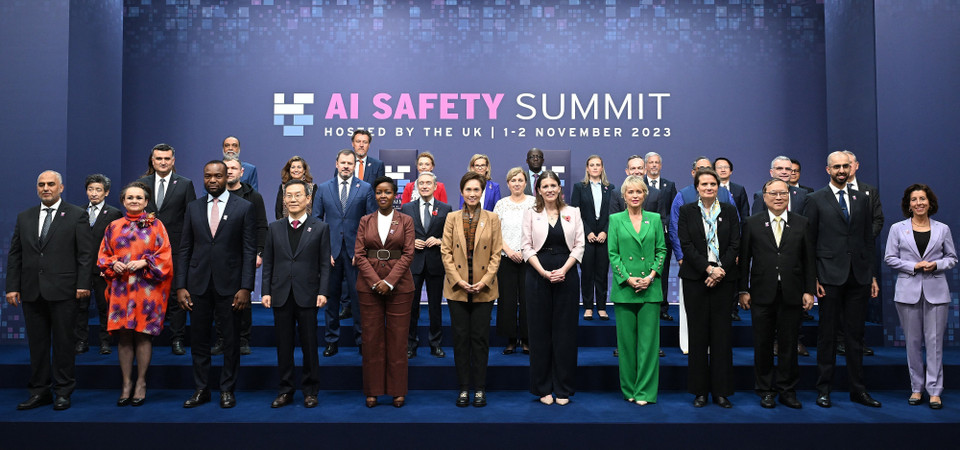 Đại diện của 28 quốc gia ký kết "Tuyên bố Bletchley" nhằm thúc đẩy các nỗ lực phối hợp toàn cầu để đảm bảo an toàn trong lĩnh vực này.( Ảnh: AFP/TTXVN)