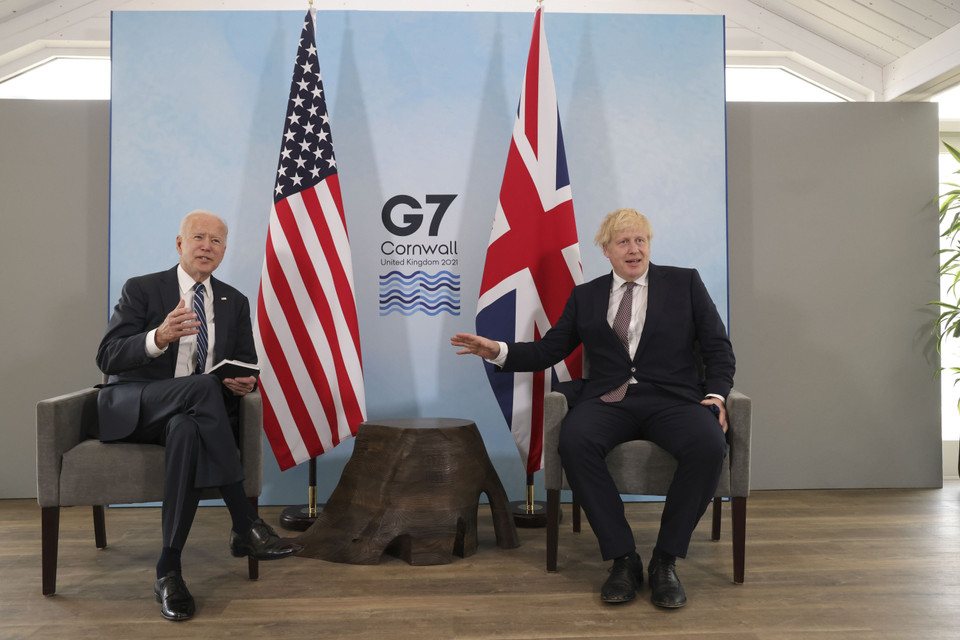 Trong một tuyên bố chung sau cuộc thảo luận giữa Thủ tướng Anh Boris Johnson (phải) và Tổng thống Mỹ Joe Biden (trái), trước khi bắt đầu Hội nghị thượng đỉnh Nhóm các nước công nghiệp phát triển hàng đầu thế giới (G7), hai bên nhấn mạnh cam kết đối với thỏa thuận còn được biết đến với tên gọi Thỏa thuận Belfast. (Ảnh: THX/TTXVN)