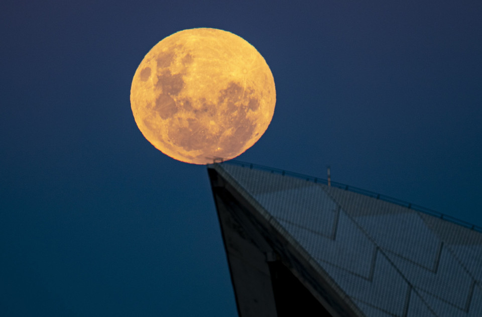 Ngày 26/5/2021, người dân thế giới được chứng kiến 2 hiện tượng thiên văn kỳ thú xảy ra đồng thời, đó là hiện tượng siêu trăng và nguyệt thực toàn phần. Các nhà thiên văn học cho biết hiện tượng thiên văn kép mang tên Siêu Trăng Máu này là "chỉ xảy ra một lần trong một thập kỷ". (Ảnh: THX/TTXVN)