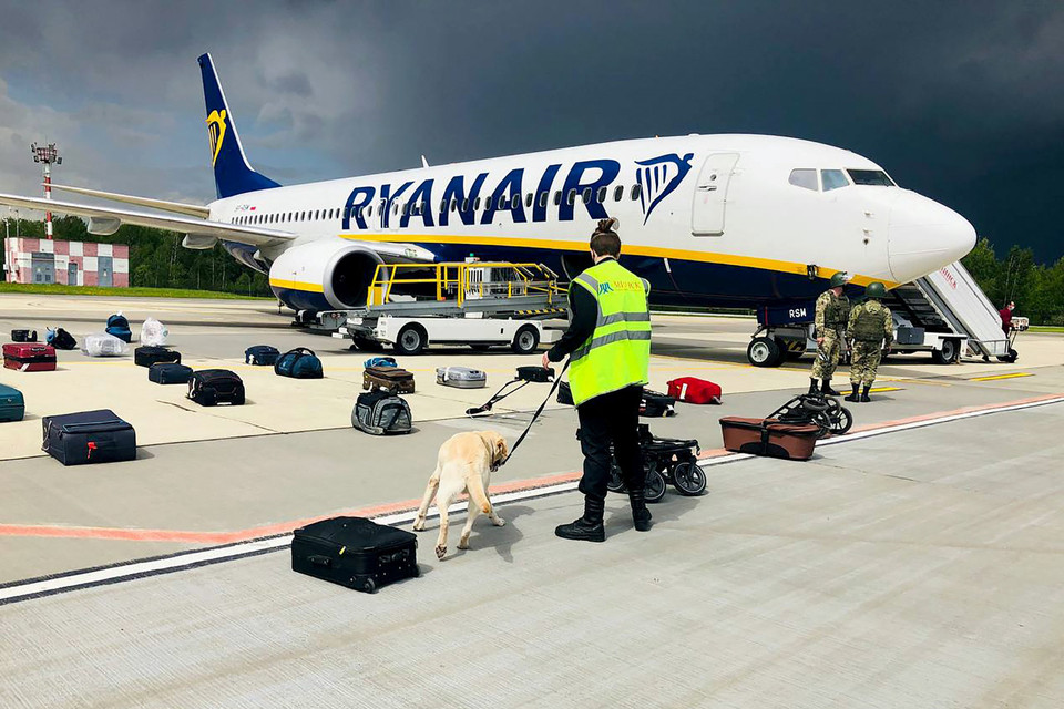 Cảnh sát kiểm tra hành lý trên máy bay của Hãng hàng không Ryanair tại sân bay quốc tế Minsk, Belarus, ngày 23/5/2021. (Ảnh: AFP/TTXVN)