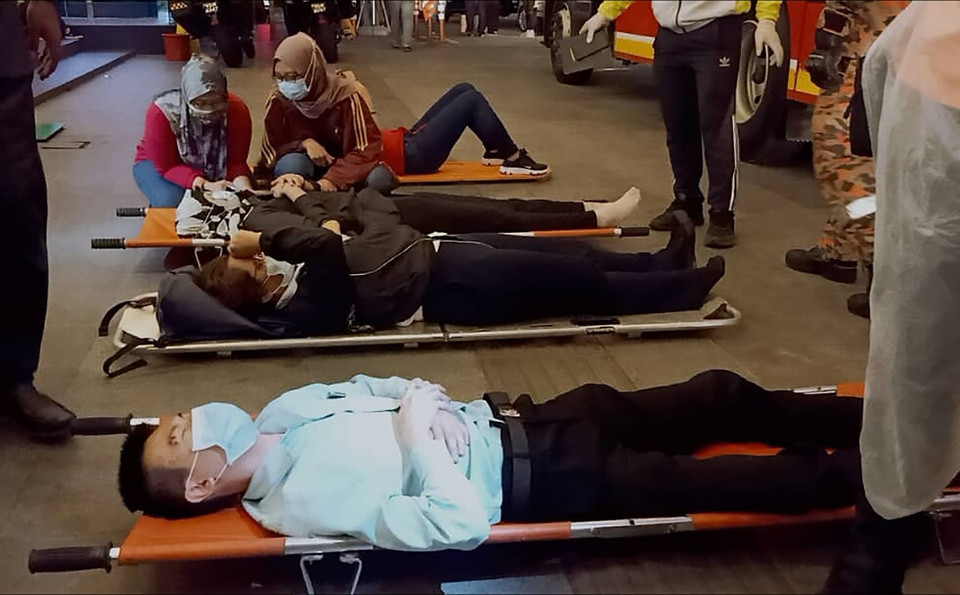 Nạn nhân bị thương trong vụ va chạm tàu cao tốc tại Kuala Lumpur, Malaysia, ngày 24/5/2021. (Ảnh: THX/TTXVN)