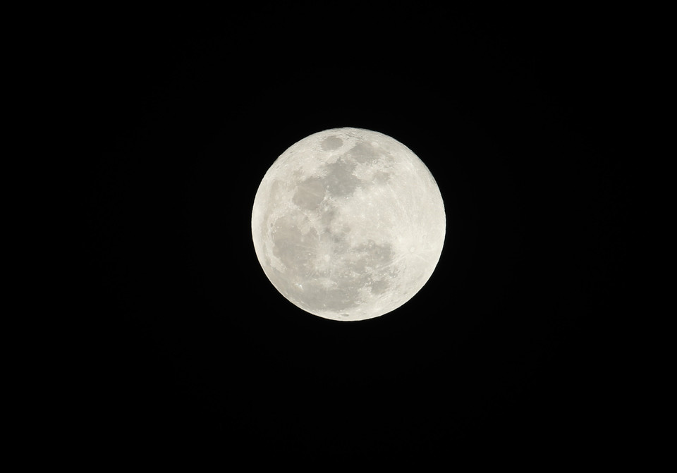 Hiện tượng Siêu trăng Máu trên bầu trời Nairobi, Kenya, ngày 26/5/2021. (Ảnh: THX/TTXVN)