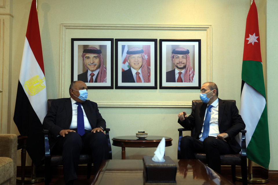 Ngoại trưởng Jordan Ayman Safadi (phải) và Ngoại trưởng Ai Cập Sameh Shoukry trong cuộc gặp tại Amman, Jordan, ngày 24/5/2021. (Ảnh: THX/TTXVN)