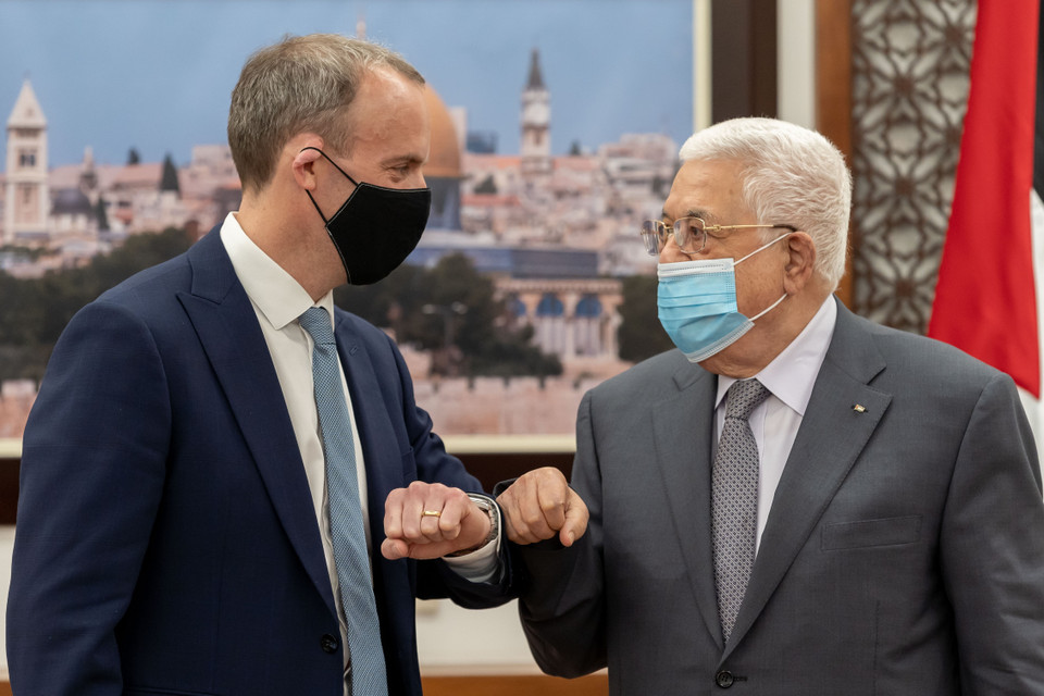 Ngày 26/5/2021, trong cuộc gặp Ngoại trưởng Anh Dominic Raab (trái) tại Ramallah, Tổng thống Palestine Mahmoud Abbas (phải) kêu gọi thiết lập một lộ trình hòa bình được quốc tế bảo trợ ở Trung Đông nhằm chấm dứt sự chiếm đóng của Israel tại các vùng lãnh thổ Palestine. (Ảnh: THX/TTXVN)