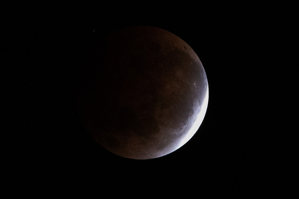 Hiện tượng nguyệt thực toàn phần trên bầu trời Suva, Fiji, ngày 26/5/2021. (Ảnh: AFP/TTXVN)