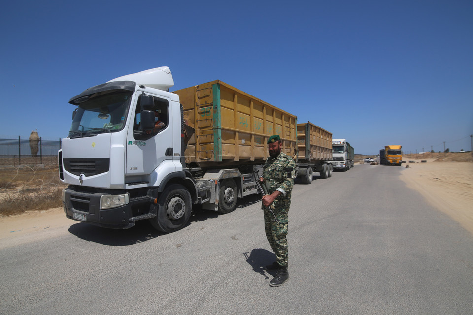 Đoàn xe chở hàng viện trợ cho Dải Gaza đi qua cửa khẩu Kerem Shalom ở thành phố Rafah, phía nam Dải Gaza, ngày 25/5/2021. (Ảnh: THX/TTXVN)