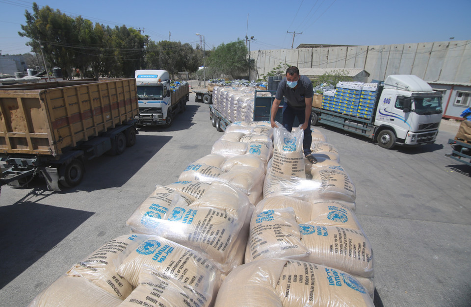 Đoàn xe chở hàng viện trợ cho Dải Gaza đi qua cửa khẩu Kerem Shalom ở thành phố Rafah, phía nam Dải Gaza, ngày 25/5/2021. (Ảnh: THX/TTXVN)