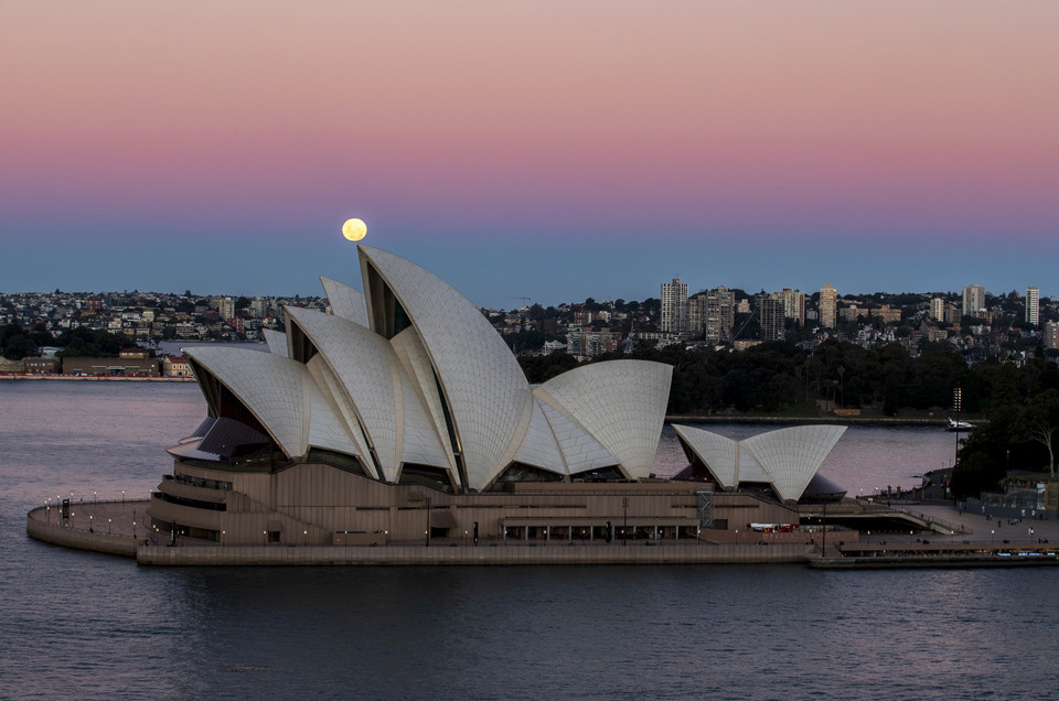 Ngày 26/5/2021, người dân thế giới được chứng kiến 2 hiện tượng thiên văn kỳ thú xảy ra đồng thời, đó là hiện tượng siêu trăng và nguyệt thực toàn phần. Các nhà thiên văn học cho biết hiện tượng thiên văn kép mang tên Siêu Trăng Máu này là "chỉ xảy ra một lần trong một thập kỷ". (Ảnh: THX/TTXVN)