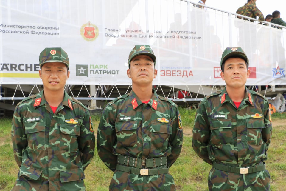 Kíp xe số 3 gồm lái xe Nguyễn Tiến Chiến, pháo thủ Phan Anh Tuấn và trưởng xe Phạm Văn Anh.(Ảnh: Trần Hiếu/Vietnam+)